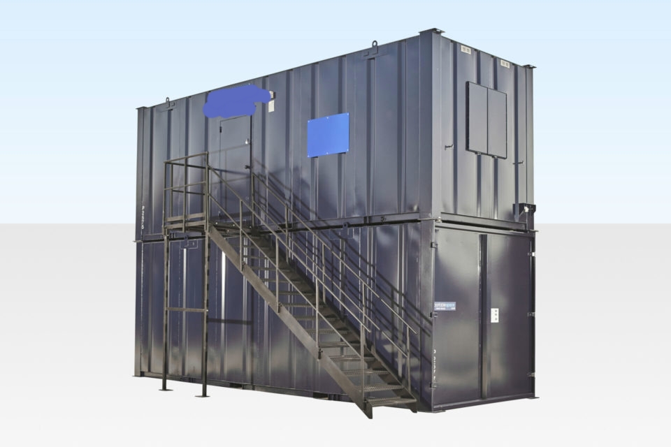 Stahltreppe mit Zwischenpodest und Handläufen